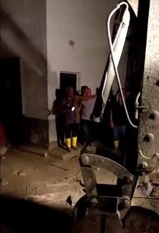 Oltu Belediye Başkanı Adem Çelebi, Ayvalı Mahallesinde Yaşanan Sel Felaketini Yerinde İnceledi