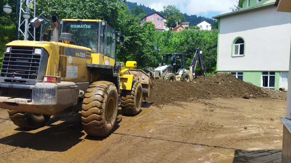 Trabzon Büyükşehir Belediyesi’nden Şiddetli Yağışların Ardından Kapsamlı Temizlik ve Yol Yenileme Hamlesi