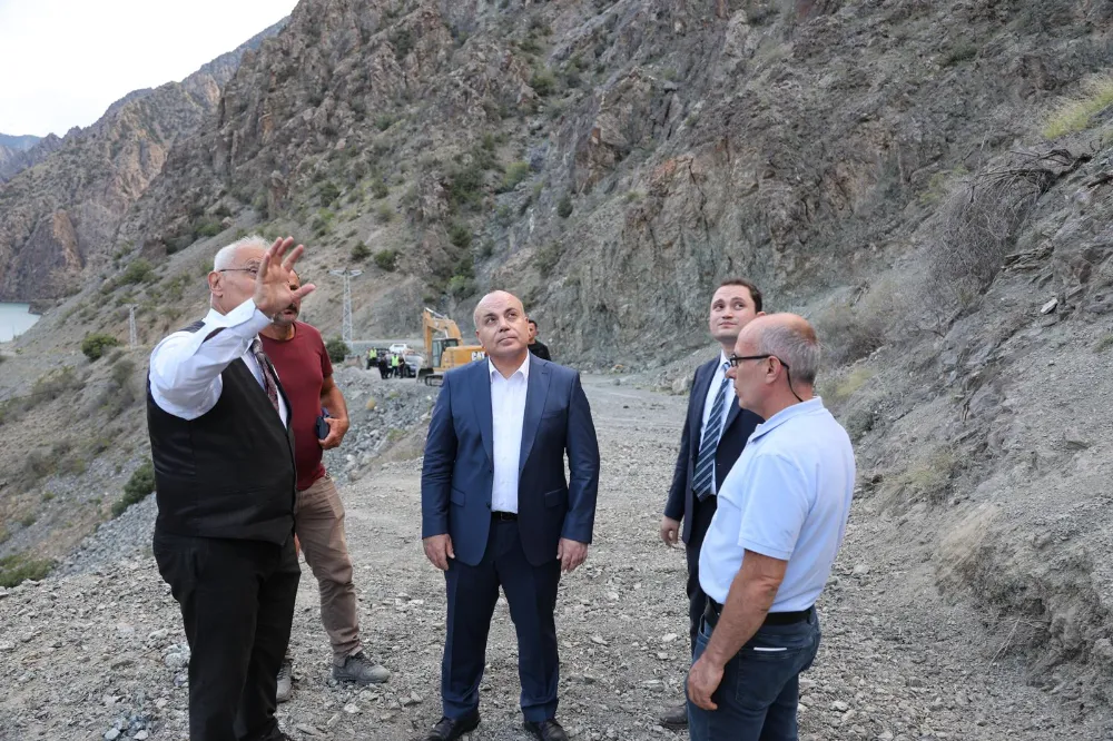 Vali Ünsal, Heyelan Nedeniyle Kapanan Havuzlu Köyü Yolunda Çalışmaları Yerinde İnceledi