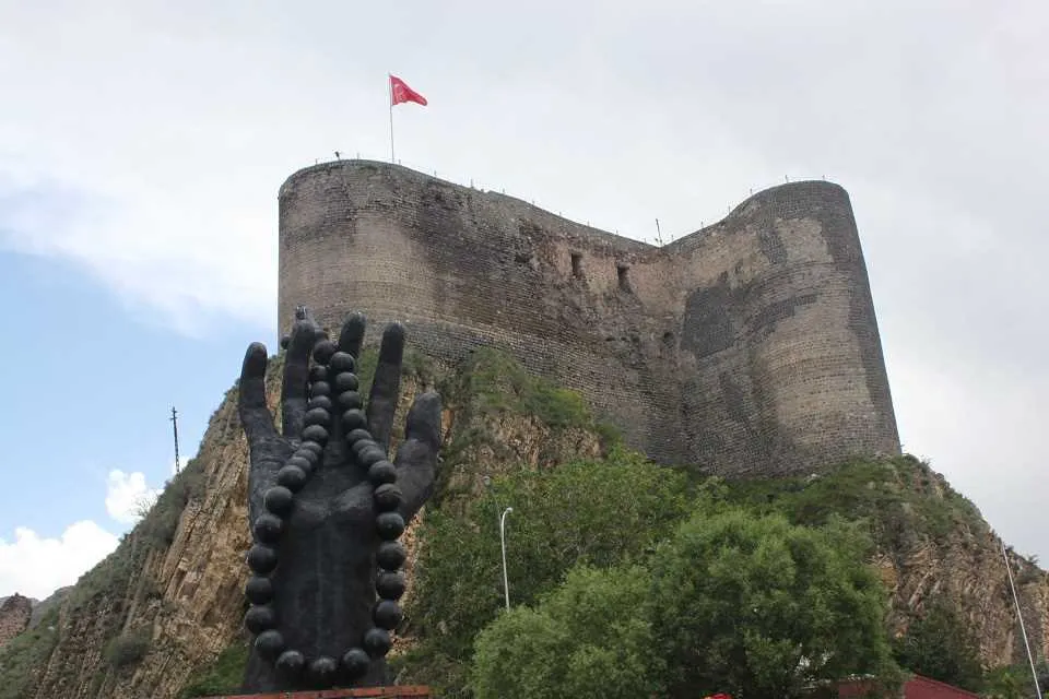 Oltu Kalesi: Tarihin Derinliklerinden Günümüze Uzanan Bir Miras