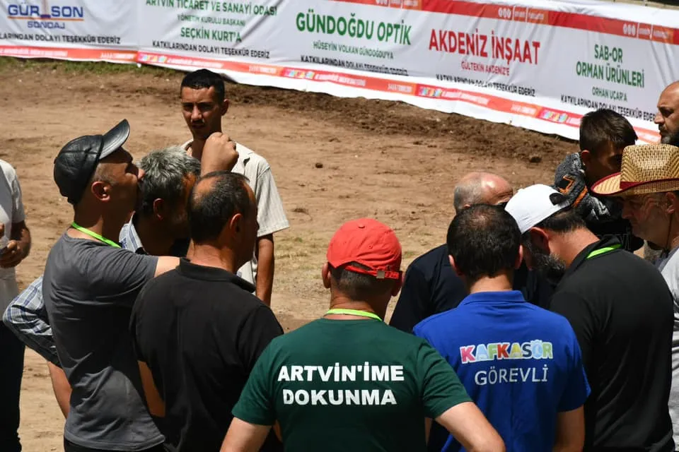 Başkan Erdem ve Meclis Üyeleri, Kafkasör Festivali’nde Hemşehrileriyle Buluştu