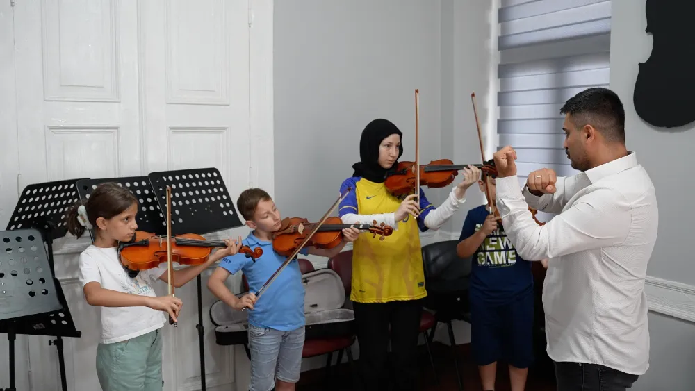 ÖĞRENCİLER BÜYÜKŞEHİR’İN KURSLARIYLA TATİLİN KEYFİNİ ÇIKARIYOR