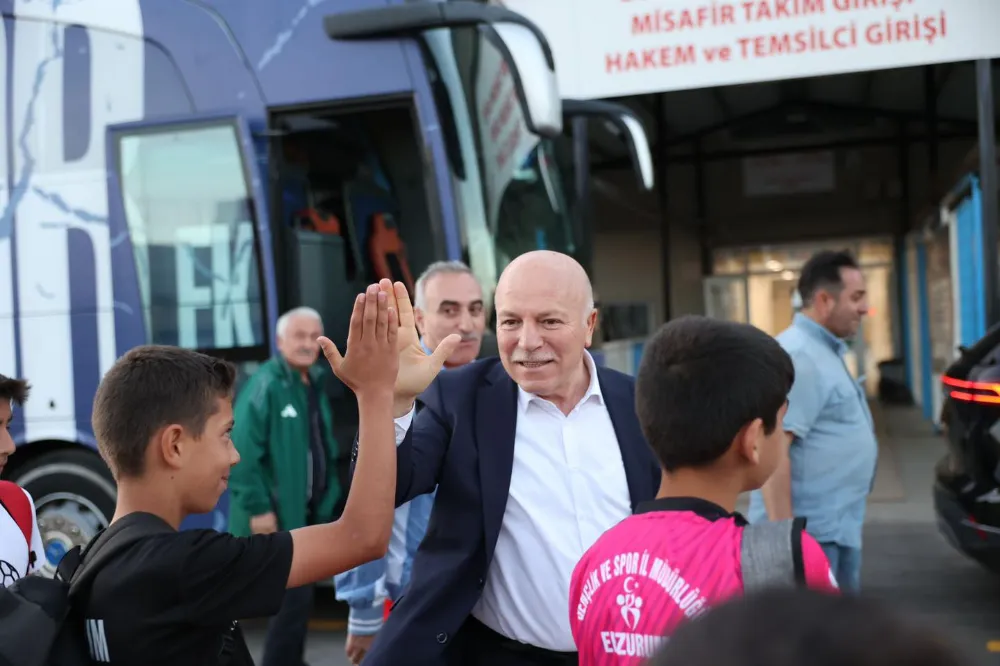 Erzurumspor’un Antrenmanına Büyükşehir Belediye Başkanı’ndan Destek: 