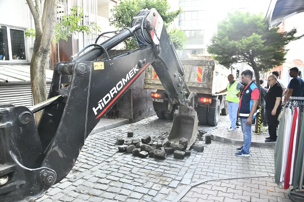 Fen İşleri Müdürlüğü’nden Postane Sokak’a Modern Dokunuş: Arnavut Kaldırımları Kesme Taşla Değiştiriliyor