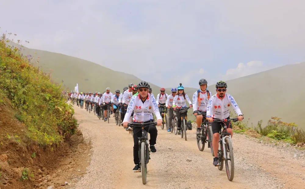 Bayburt Dede Korkut Bisiklet Festivali’nde Dünya’nın En Tehlikeli Yollarından Birinde Pedal Çevrildi