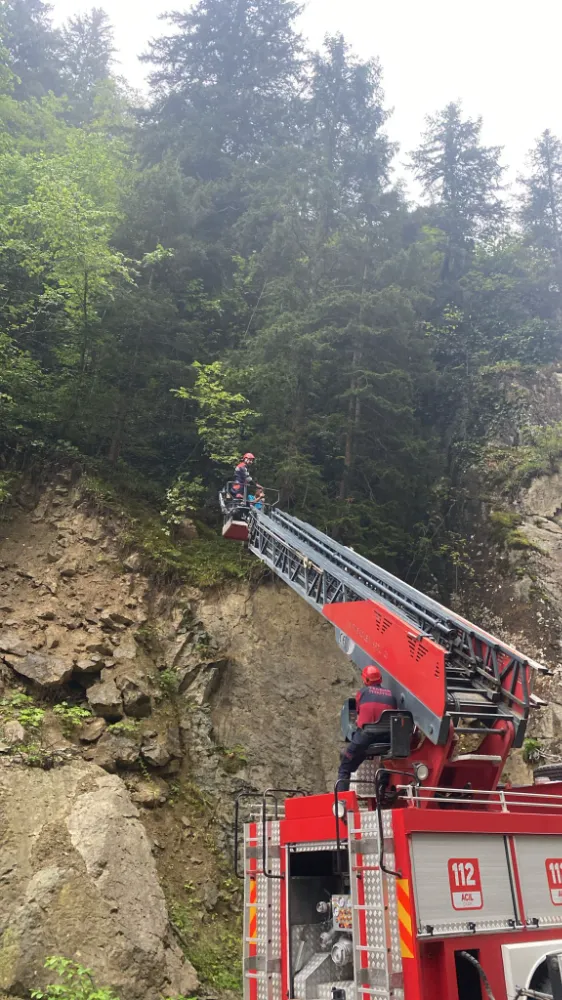 Dronu Ararken Mahsur Kalan Baba ve Oğula İtfaiyeden Kahramanca Müdahale
