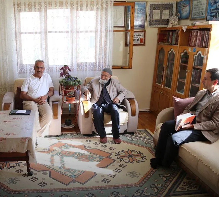 Oltu Belediye Başkanı Adem Çelebi, Eski Esnaf Mehmet Taş’ı Evinde Ziyaret Etti