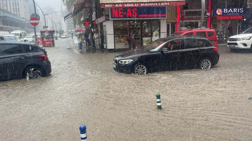 Rize’de Şiddetli Sağanak Yağış Sel Felaketine Dönüştü: Cadde ve Sokaklar Göle Döndü