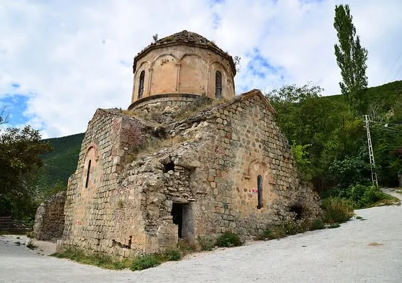 Tarihi ve Doğayı Buluşturan Efsane: Dolishane Kilisesi