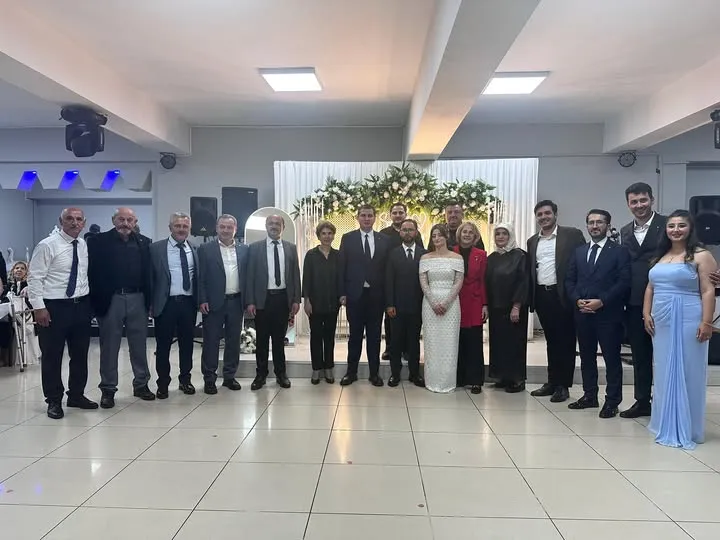 AK Parti Artvin İl Başkanlığı’ndan Nişan Törenine Katılım: “Genç Kardeşlerimizin Mutluluğuna Ortak Olduk”