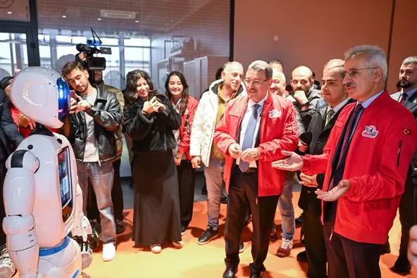 Ulaştırma ve Altyapı Bakanı Abdulkadir Uraloğlu, STEAMFEST Trabzon’da Gençlerle Buluştu