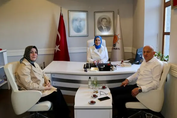 AK Parti Trabzon İl Kadın Kolları’ndan Yeşilay Trabzon Şubesi’ne Anlamlı Ziyaret