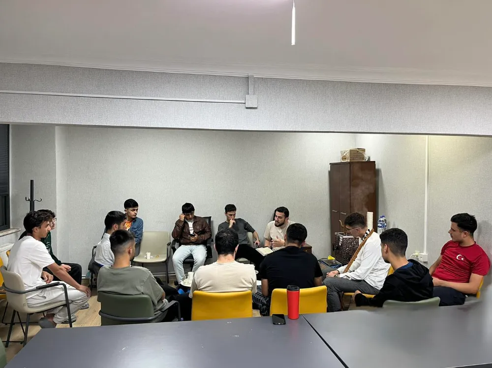 Gençlerle Her Akşam Manevi Buluşmalar Devam Ediyor