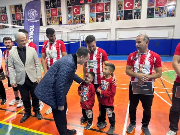 Kaymakam İsmail Güney, Voleybol Final Maçını Tribünden İzledi