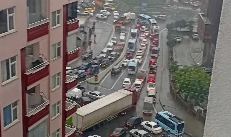 Rize Eğitim ve Araştırma Hastanesi Kavşağında Trafik Kabusu: Şehrin Can Damarı Kilitlendi