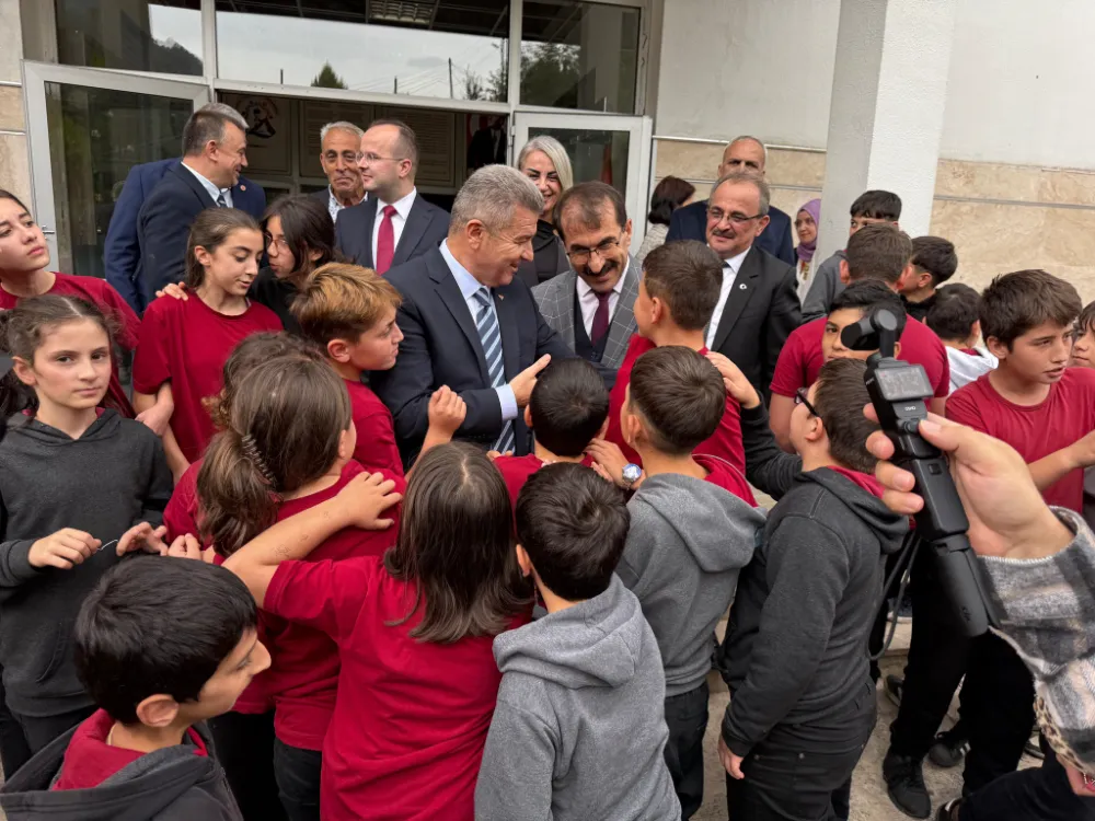 Artvin Valisi Dr. Turan Ergün Hopa Cumhuriyet Ortaokulu’nu Ziyaret Etti