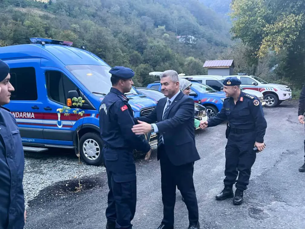 Vali Turan Ergün, Borçka-Hopa Yolu Jandarma Kontrol Noktasını Ziyaret Etti