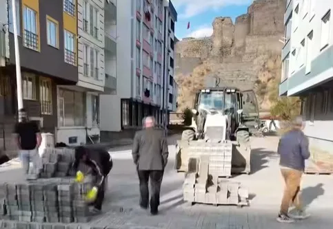 Oltu Belediyesi Şehitler Mahallesi’nde Yol Çalışmalarını Sürdürüyor