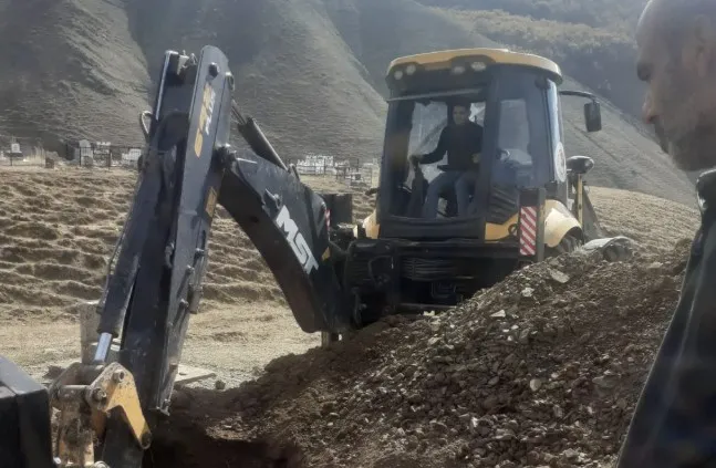 Çat’ta Gökçeşeyh ve Karaca Mahallelerinde Mezar Yeri Çalışmaları Devam Ediyor