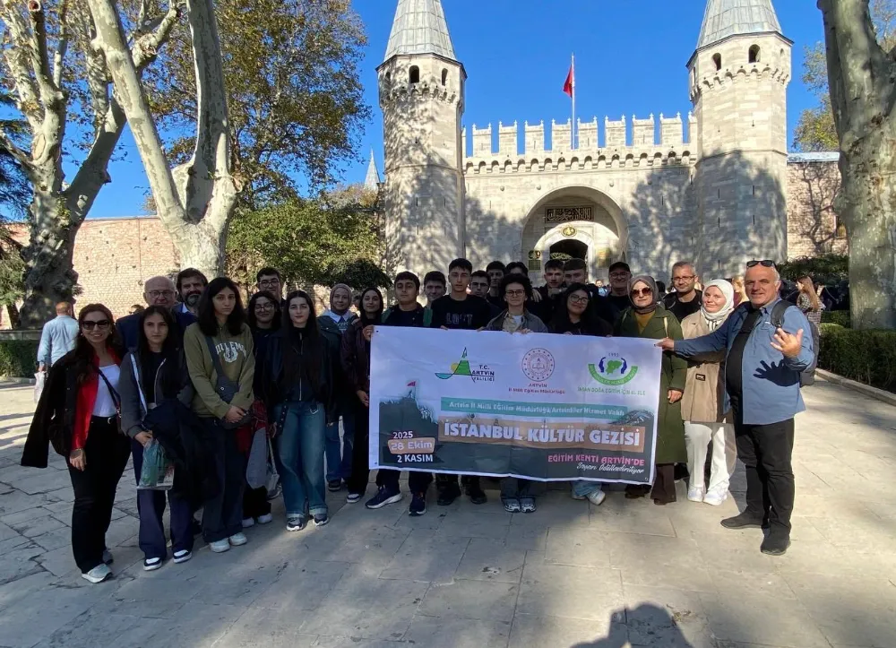 Artvinli Öğrenciler İstanbul Kültür Turu ile Tarihi Yerleri Keşfediyor