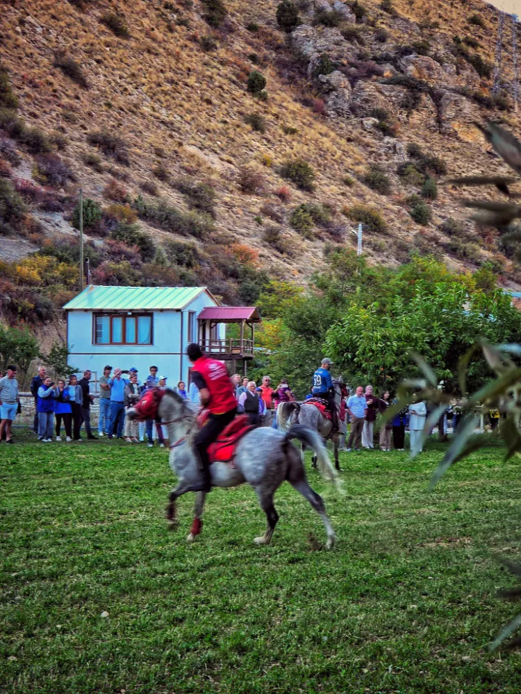 Bayburt’ta Klasik Otomobil Tutkunlarına Gençlerden Kültürel Karşılama
