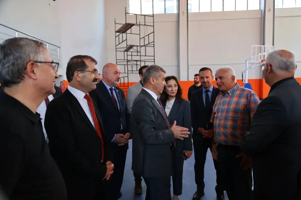 Vali Dr. Turan Ergün, Kemalpaşa Spor Salonu’nda İncelemelerde Bulundu