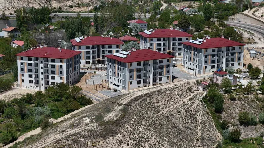 Gürün’de yapımı tamamlanan 85 afet konutunun anahtar teslimi yapıldı