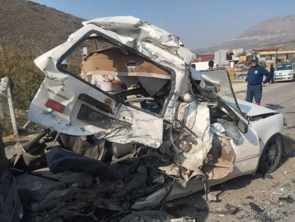 Tır, ışıkta bekleyen 5 aracı biçti