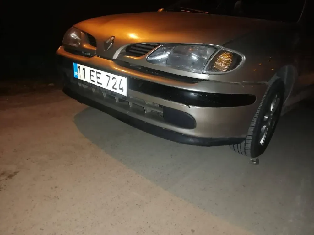 Alkol alıp yol kenarında yattı, üzerinden otomobil geçince ağır yaralandı