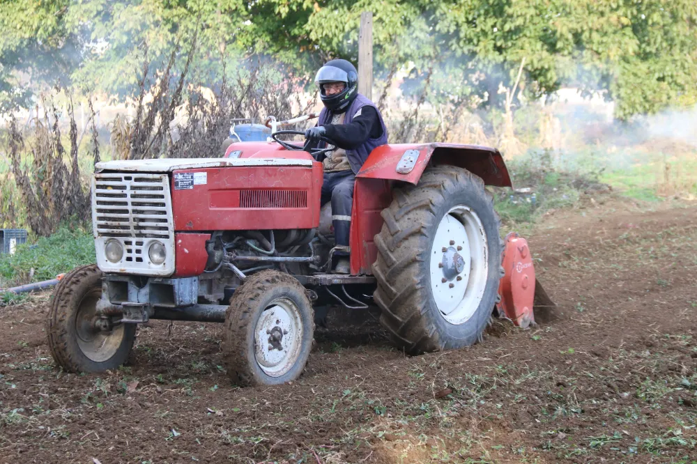 Mehmet Amca yeni yönetmeliğe göre hazırlanıp tarlasını sürdü