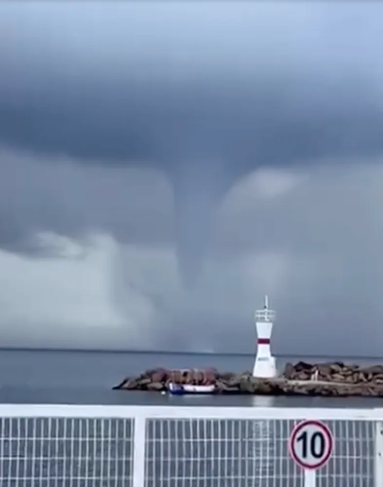Bozcada açıklarında denizde hortum oluştu