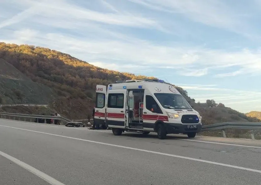 Elektrik direğine çarpan aracın sürücüsü yaralandı