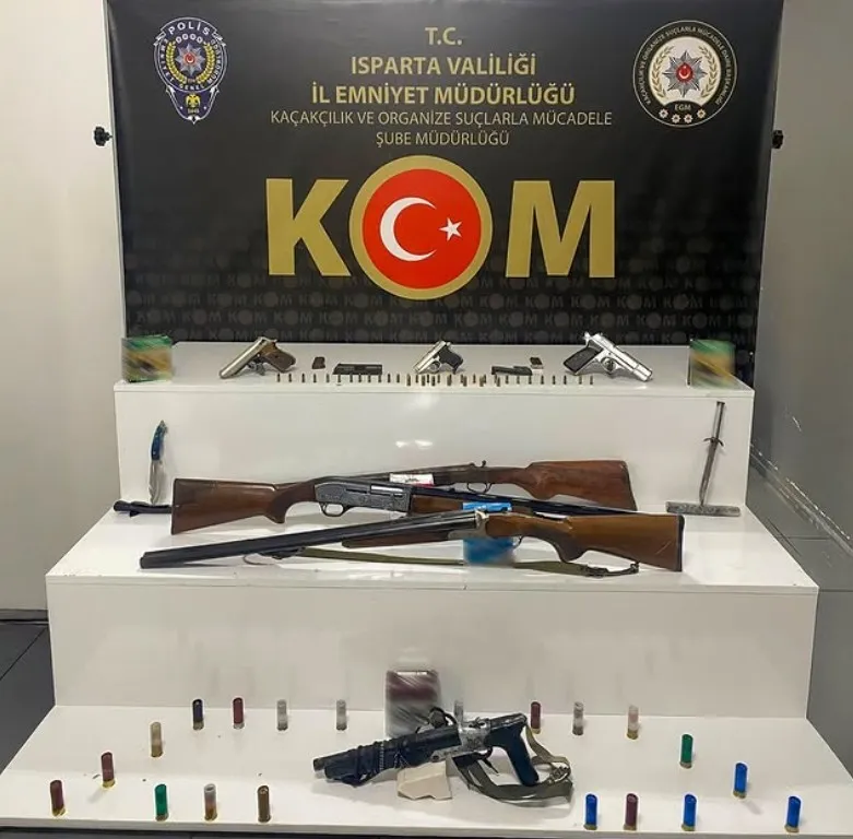 Isparta’da yasa dışı silah ve mühimmat ele geçirdi