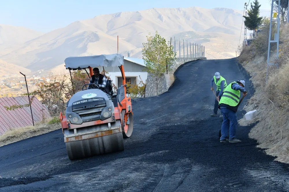 Yeşilyurt Belediyesi, Banazı’nın yollarını yeniliyor