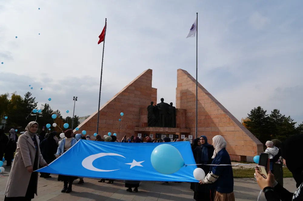 Mavi beyaz balonlarla Doğu Türkistan