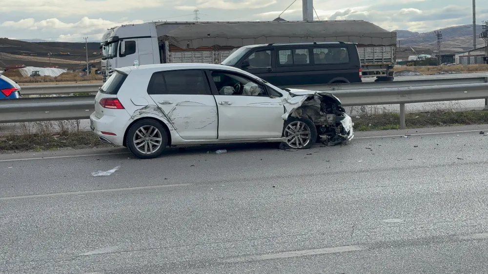 Tırın otomobili sıkıştırdığı kaza anı kamerada: 1 yaralı