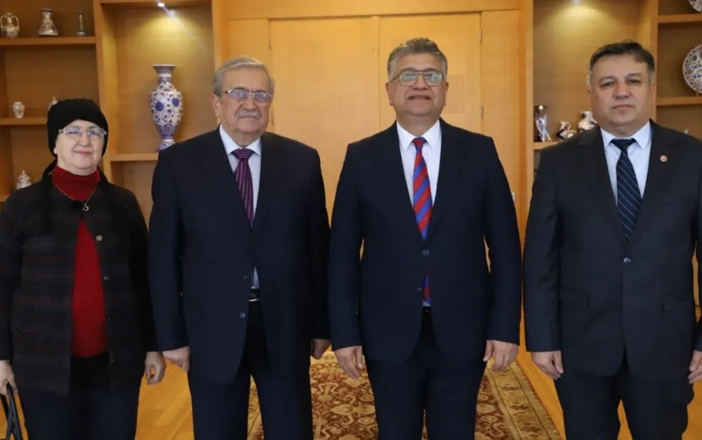 Emekli Müdür Ahmet Urfalı eserlerini Rektör Kızıltoprak