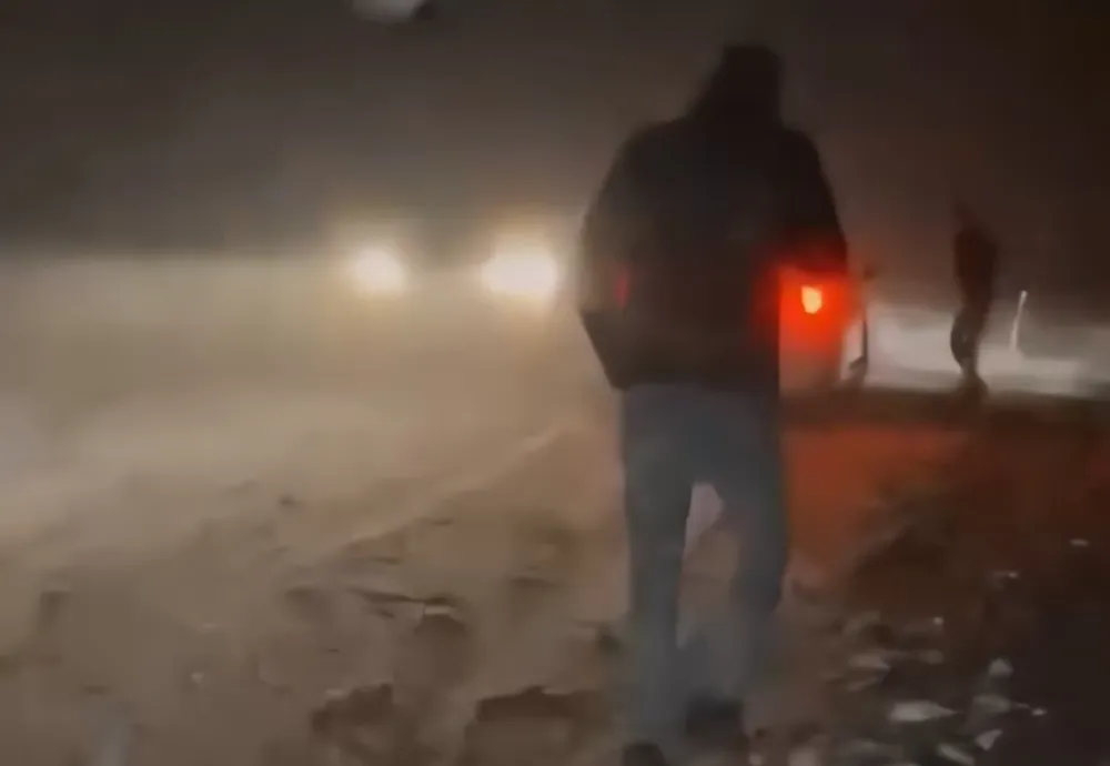 Yüksekova-Şemdinli kara yolunda tipi ve fırtınada mahsur kalanları ekipler kurtardı