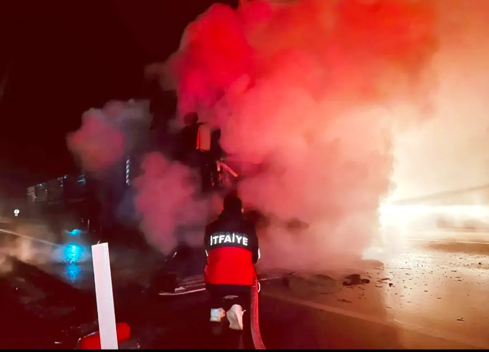 Hareket halindeki tır alev topuna döndü