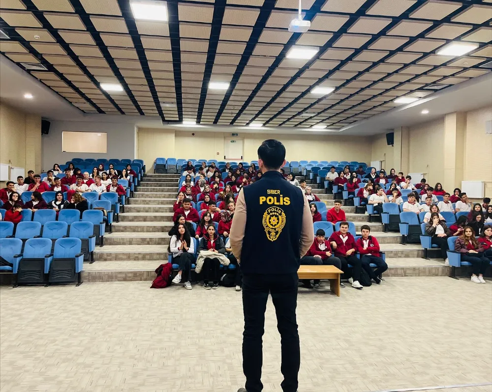 Domaniç’te öğretmen ve öğrenciler siber suçlara karşı bilgilendirildi