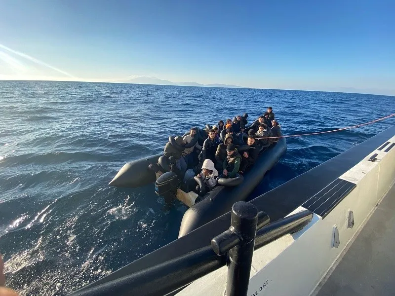 İzmir açıklarında 63 düzensiz göçmen yakalandı