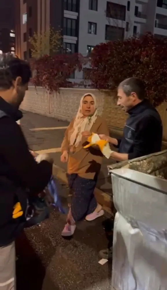 Para dolu çantayı yanlışlıkla çöpe attılar, çöp arabasını arayıp poşeti buldular