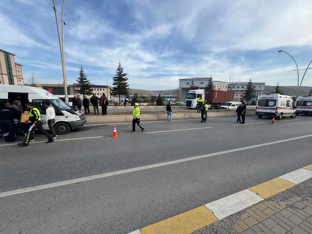 Minibüsün çarptığı yaşlı adam yaralandı