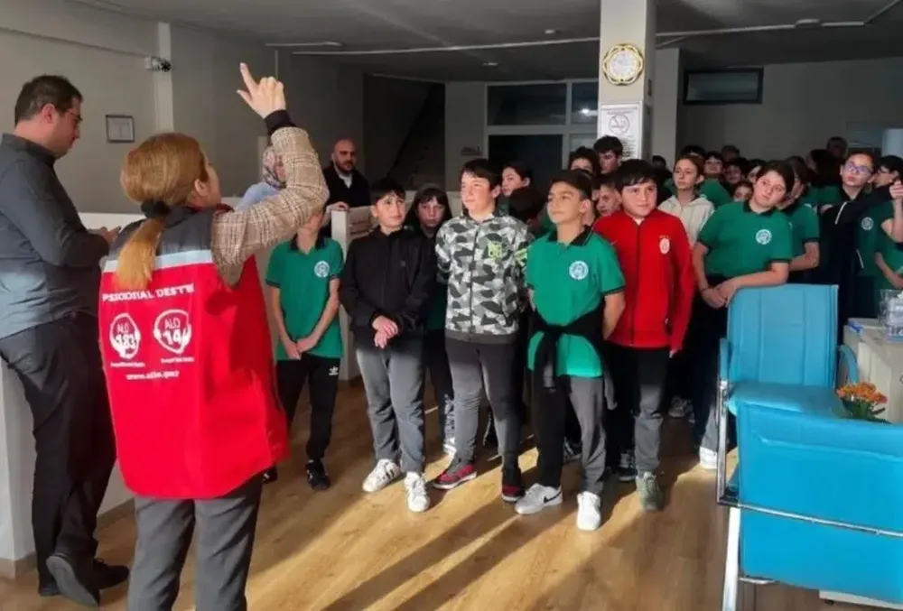 Hopa Ortaokulu Öğrencilerinden Sosyal Hizmet Merkezi Ziyareti