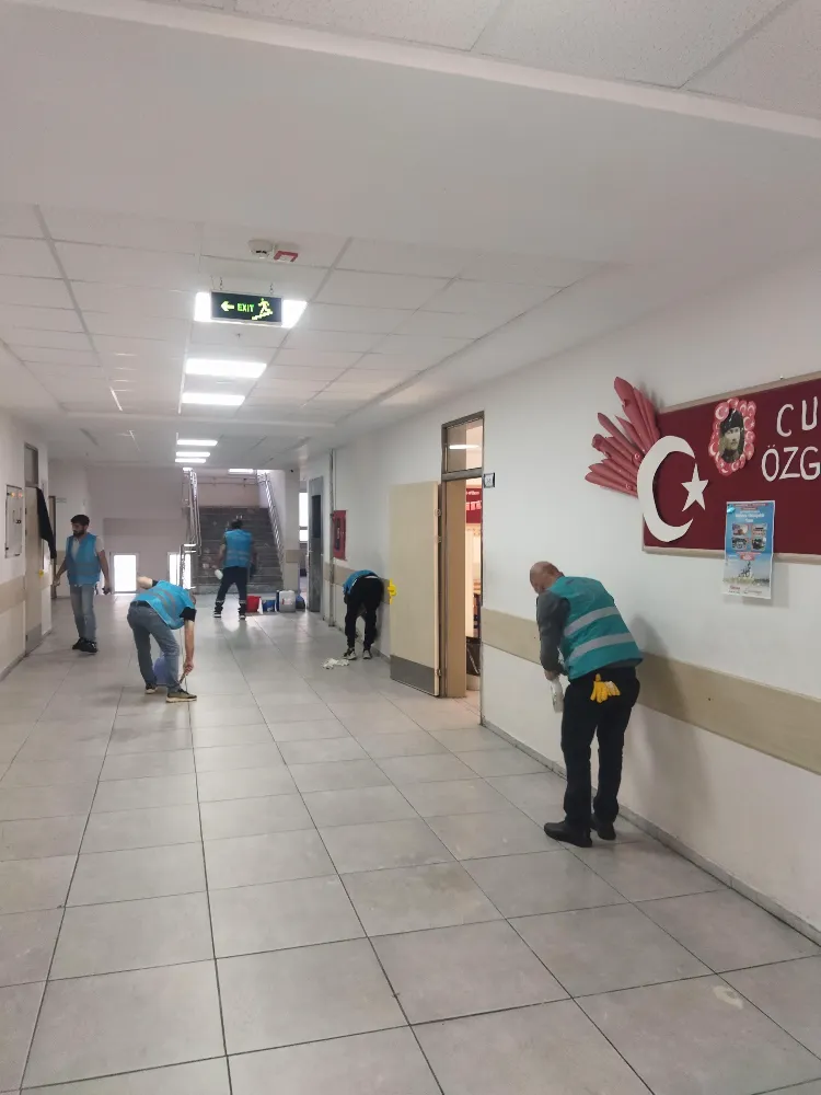 Denetimli serbestlik yükümlüleri, ara tatilde okulları yeniledi