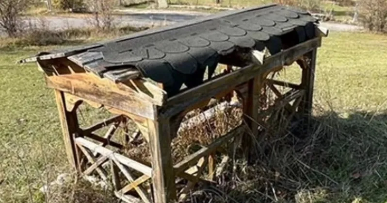 Marangoz Ustadan Babasına Vefa: Ahşap Çatılı Mezar Ziyaretçilerin İlgi Odağı Oldu