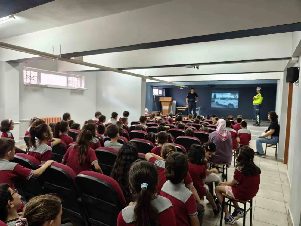 Buharkent’te Jandarma, minik öğrencilere görevlerini anlattı