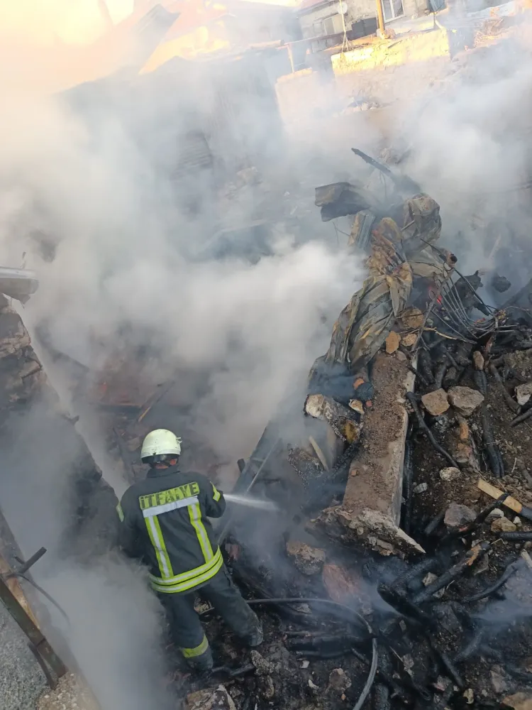 Ahırda başlayan yangın iki eve sıçradı