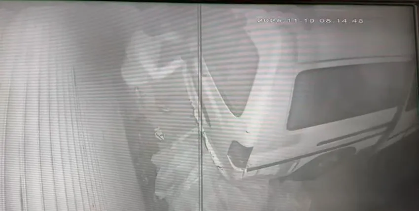 Hırsızlar park halindeki tekneyi çalamayınca zarar verip kaçtılar