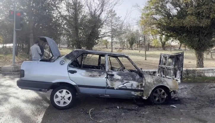 İşten çıkıp eve giderken otomobili yandı